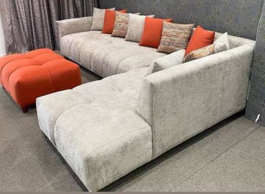 Canapé d'angle moderne gris clair avec pouf orange image 1