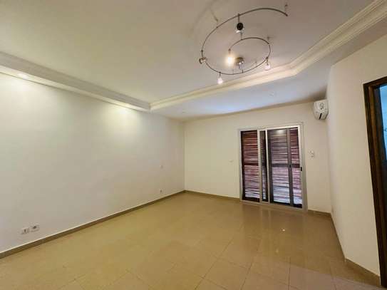 Villa avec piscine  à Louer aux Almadies image 4