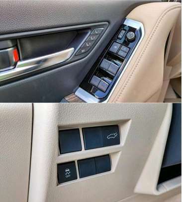Toyota land cruiser vxr image 12