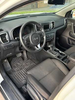 Kia Sportage SUV blanc fiable et confortable image 6