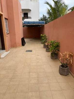 Villa R+2 à louer à la cité Alioune Sow image 2