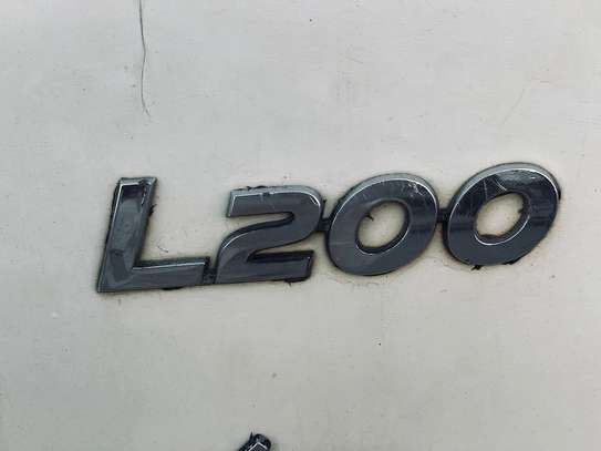 Mitsubishi l200 image 9