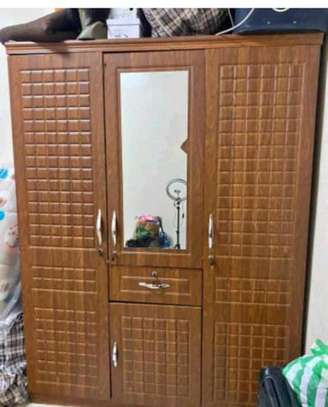 Armoire marron blanc et noire image 1