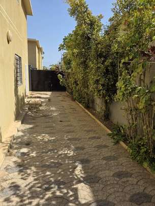 Villa R+1 à Louer à Almadie 2 image 2