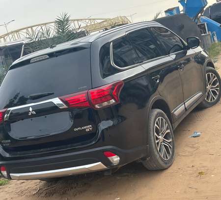 2017 Mitsubishi outlander image 3