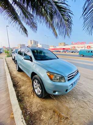 Toyota RAV4 SUV image 1