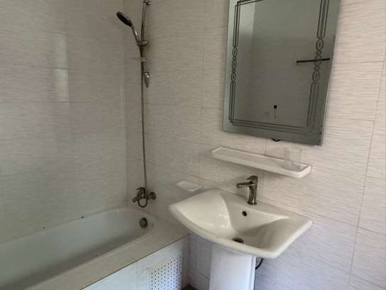 Villa F8 R+1 à Ngor-Almadies image 8