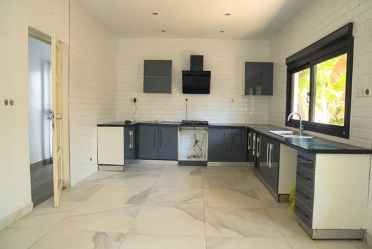 Villa 4 Chambres à Louer – Almadies, Résidence Sécurisée image 7