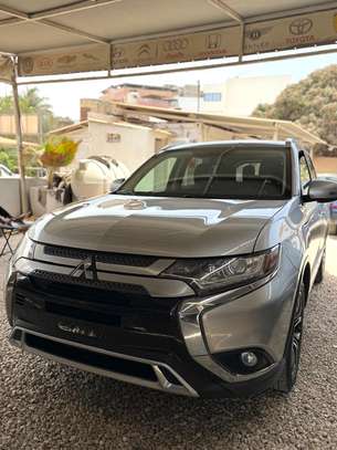 Mitsubishi Outlander image 2
