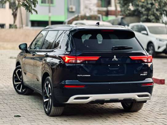 2023 Mitsubishi Outlander Hybrid Plug-in GT Electric image 3