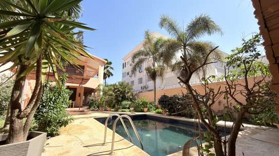 Maison spacieuse avec garage double et jardin privé image 6