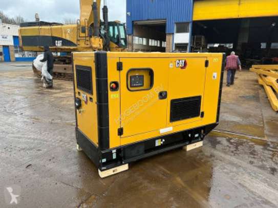 Moteur diesel industriel jaune avec batterie intégrée image 5