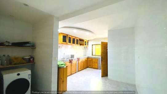 Villa R+2 de 200m² à vendre à Mbao image 6