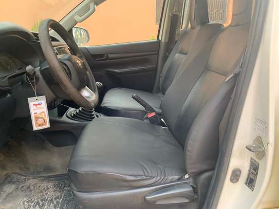 Toyota Hilux image 4