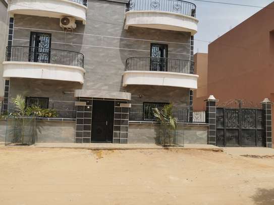 Villa de 300m2 a Thies image 1