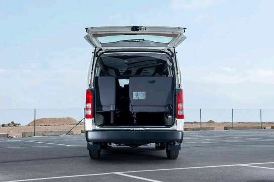 Location mini bus location pick up prado image 4