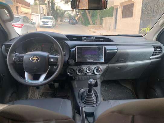 Toyota Hilux image 5