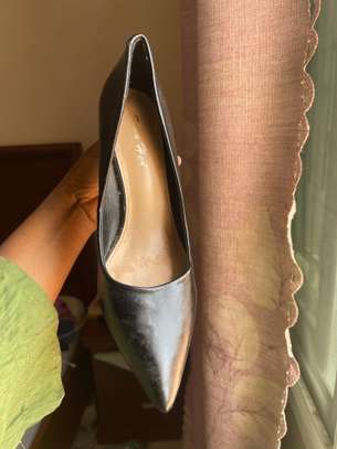 Chaussures talons noirs élégants silhouette affinée image 4