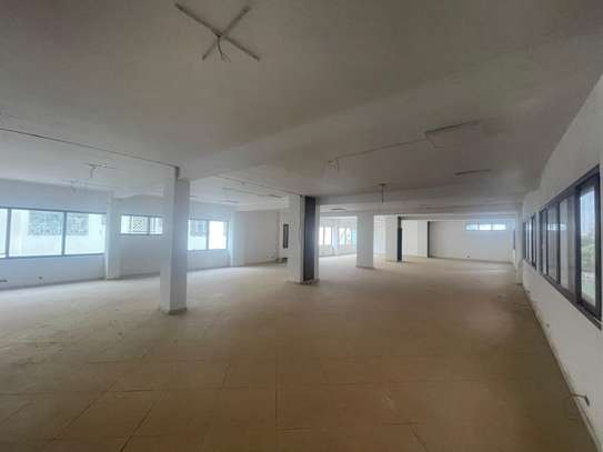 Plateaux de bureaux de 600 m2 à louer au Point E image 2