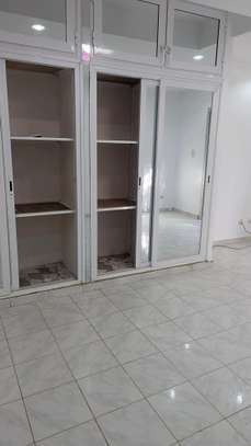 A loué un apartuman  1etage non loin de la brioche Dorée image 6