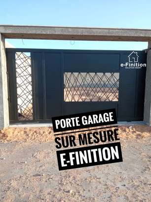 Porte d'entrée et garage sur mesure image 3