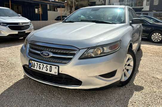 Ford Taurus image 2