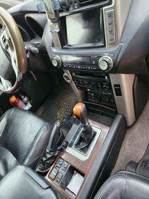 Toyota Land Cruiser SUV blanc robuste image 3