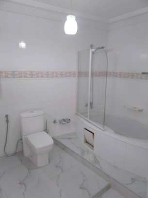 Grande villa R+1 à louer à Sotrac Mermoz image 8