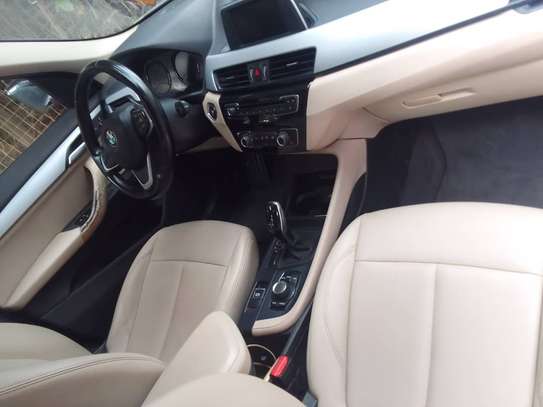 BMW X1 SUV compact noir performance et style image 2