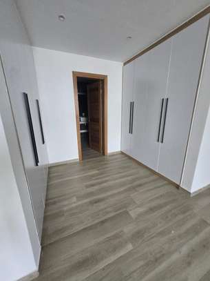 Appartement F4 vide vue sur mer à louer à Mermoz image 5