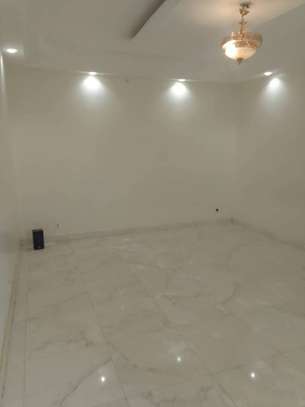 Appartement à  louer à la Cité Mbakiyou Faye Mamelles image 2
