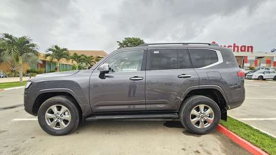TOYOTA LAND CRUISER LC 300 2026 image 3
