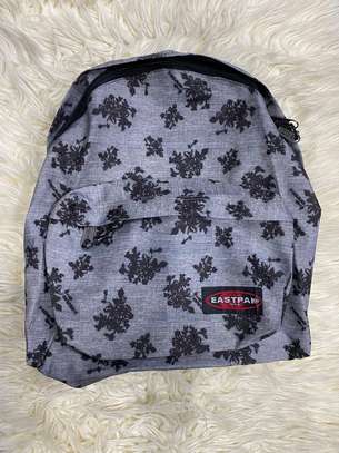 Eastpak sac à dos bleu motifs multicolores standard image 8