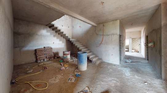 Villa de 300m2  r+1 en finition image 10
