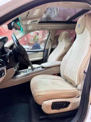 BMW X5 SUV blanc spacieux et performant image 6