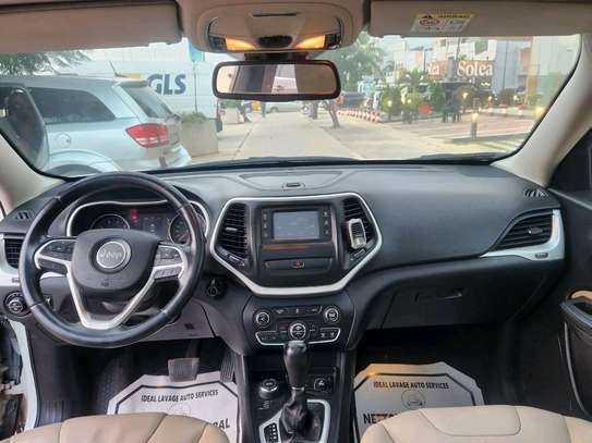 Jeep cherokee image 3