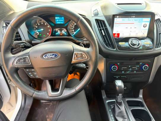 Ford SCAPE SUV blanche espace  polyvalent image 11