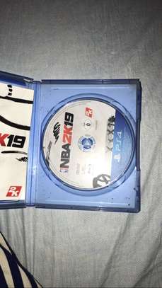 Deux jeux PS4 NBA 2k19 et FiFA19 image 2