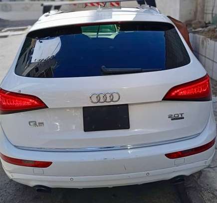 Audi Q5 SUV blanc spacieux performance image 4