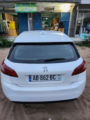 Berline compacte blanche faible kilométrage économique image 3