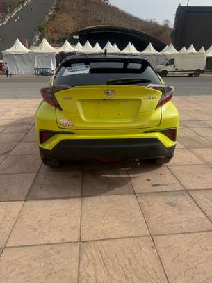 Toyota C-HR SUV Compact vert Fluo Vif Maniable image 5
