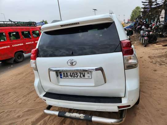Toyota Land Cruiser SUV blanc robuste image 4