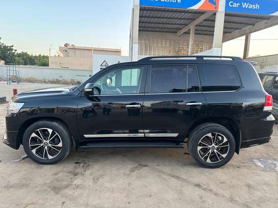 Toyota land cruiser 2020 image 5