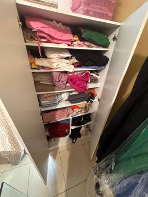 Armoire blanche à étageres image 1