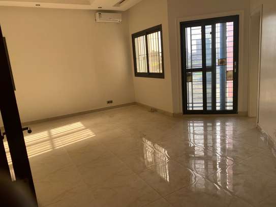 Villa d'angle R+1 à louer aux Almadies image 9