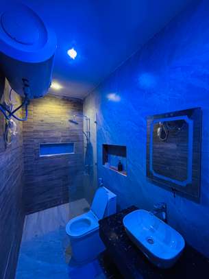Chambre spacieuse avec climatisation et LED design image 8
