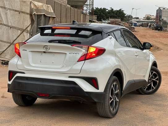 Toyota C-HR hybride SUV compact blanc économique image 6