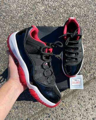 Les Air Jordan 11 Low Bred image 3