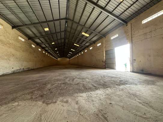 A LOUER Hangar 2800m2 image 3