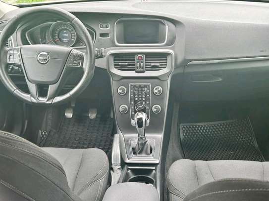 Volvo v40 image 4